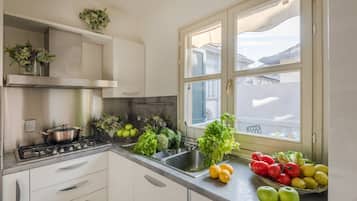 Kühlschrank, Mikrowelle, Ofen, Geschirrspüler