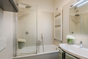 Shower, hair dryer, bidet, towels - Elegant Modern Apartment with Terrace in Historic Lucca (Lucca)