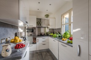 Kylskåp, mikrovågsugn, ugn och diskmaskin