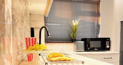 Essex Holiday Home|Basildon Luxe Accommodation|Sleep 1-6|Near Station/TownCentre