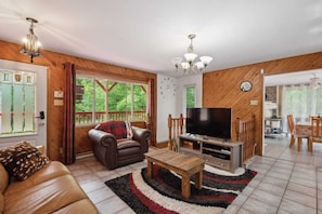 Smart TV, caminetto, videogiochi