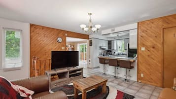 Una Smart TV, una chimenea, videojuegos