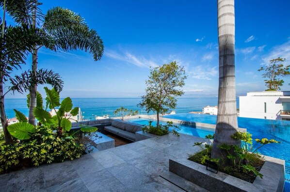 A heated pool - Steps from the beach. D’residences romantic zone (Puerto Vallarta)