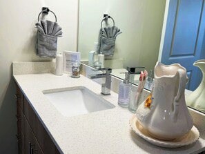 Douche, sèche-cheveux, serviettes fournies, savon