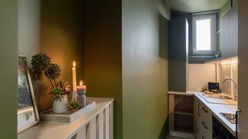 Apartment, 1 Queen Bed with Sofa bed, Non Smoking, Kitchen | Private kitchen | Electric kettle, toaster