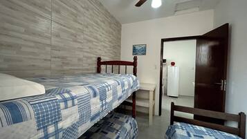 Quarto quádruplo standard, vista para o mar | Individualmente mobiliados, escrivaninha