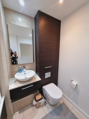 Apartment | Bathroom