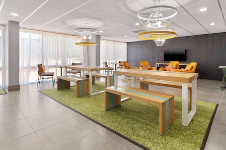 Lobby. Spark By Hilton Grand Prairie