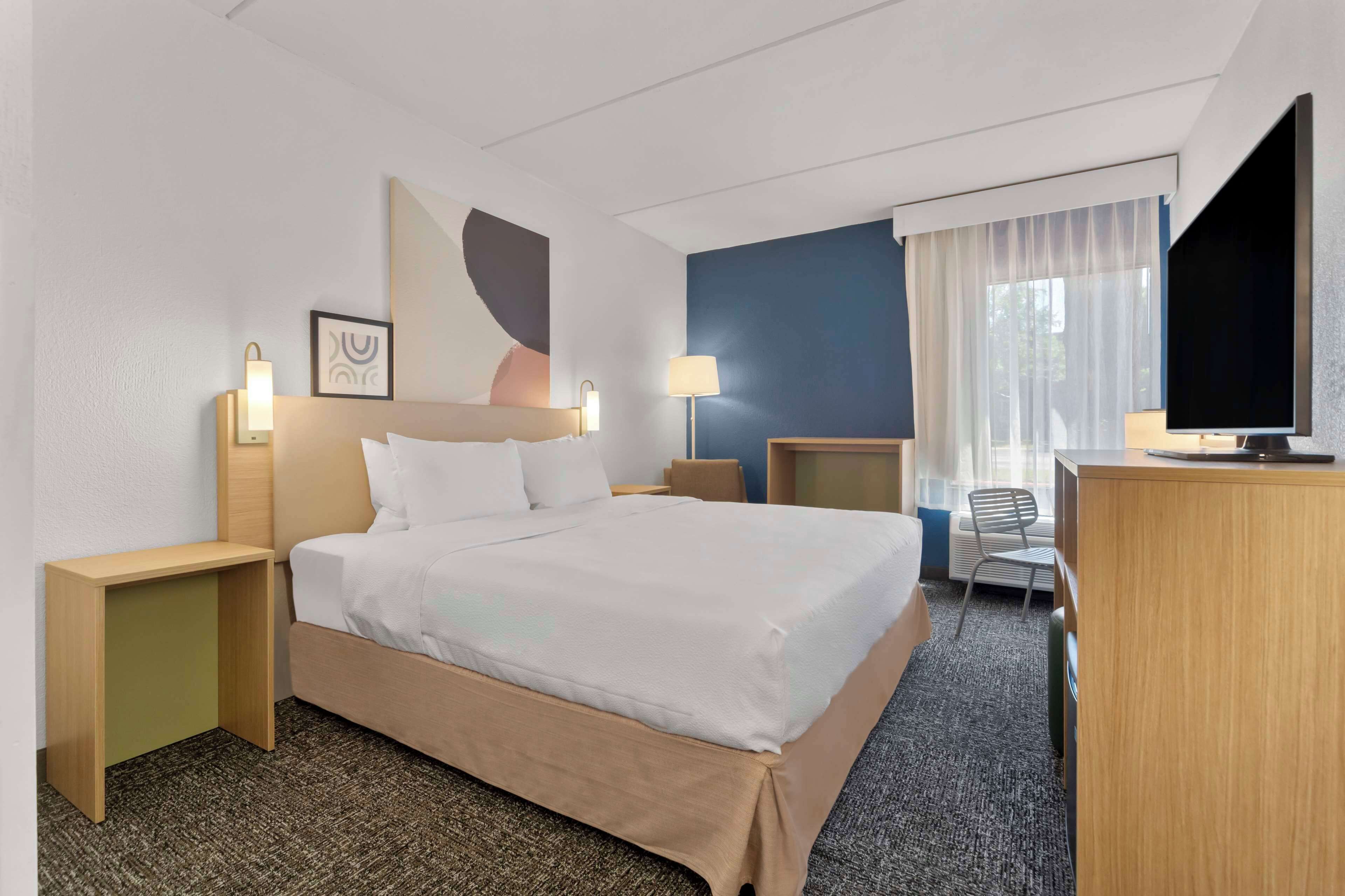 高級寢具、書桌、手提電腦工作空間、遮光窗簾/窗簾