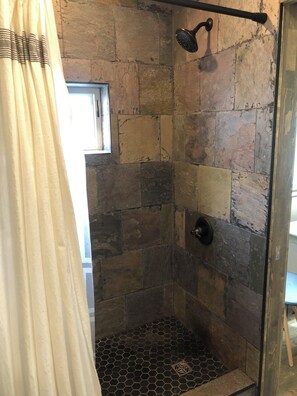 Douche, sèche-cheveux, serviettes fournies, savon