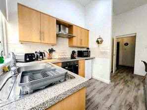 Apartment | Private kitchen | Fridge, microwave, oven, stovetop - Captivating 2-bed Apartment in Liverpool (Liverpool)