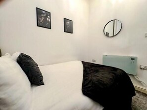 2 عدّة غرف نوم ومكواة/لوح كي وواي فاي مجانًا وملاءات أسرّة