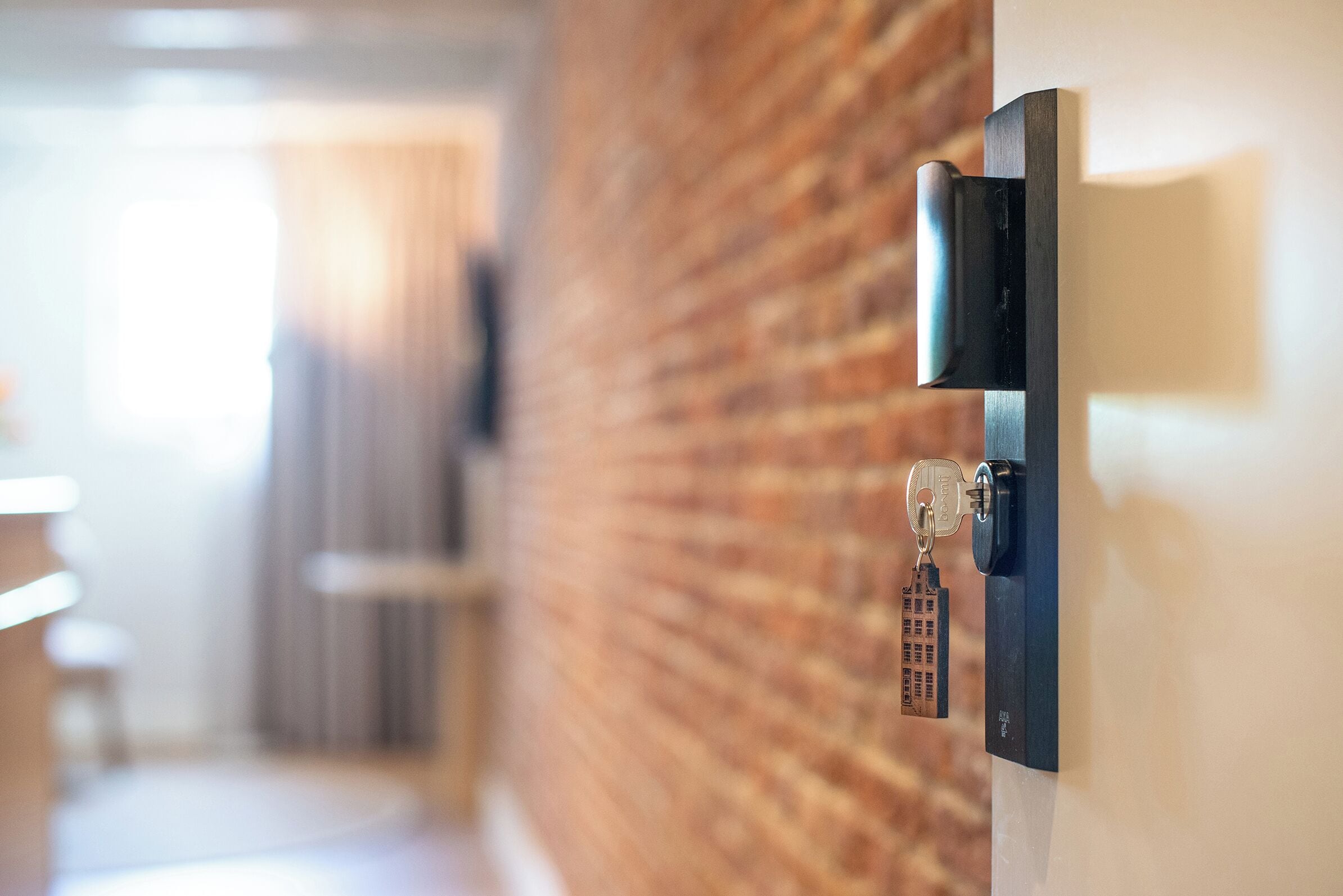 Una puerta moderna con cerradura y un llavero.