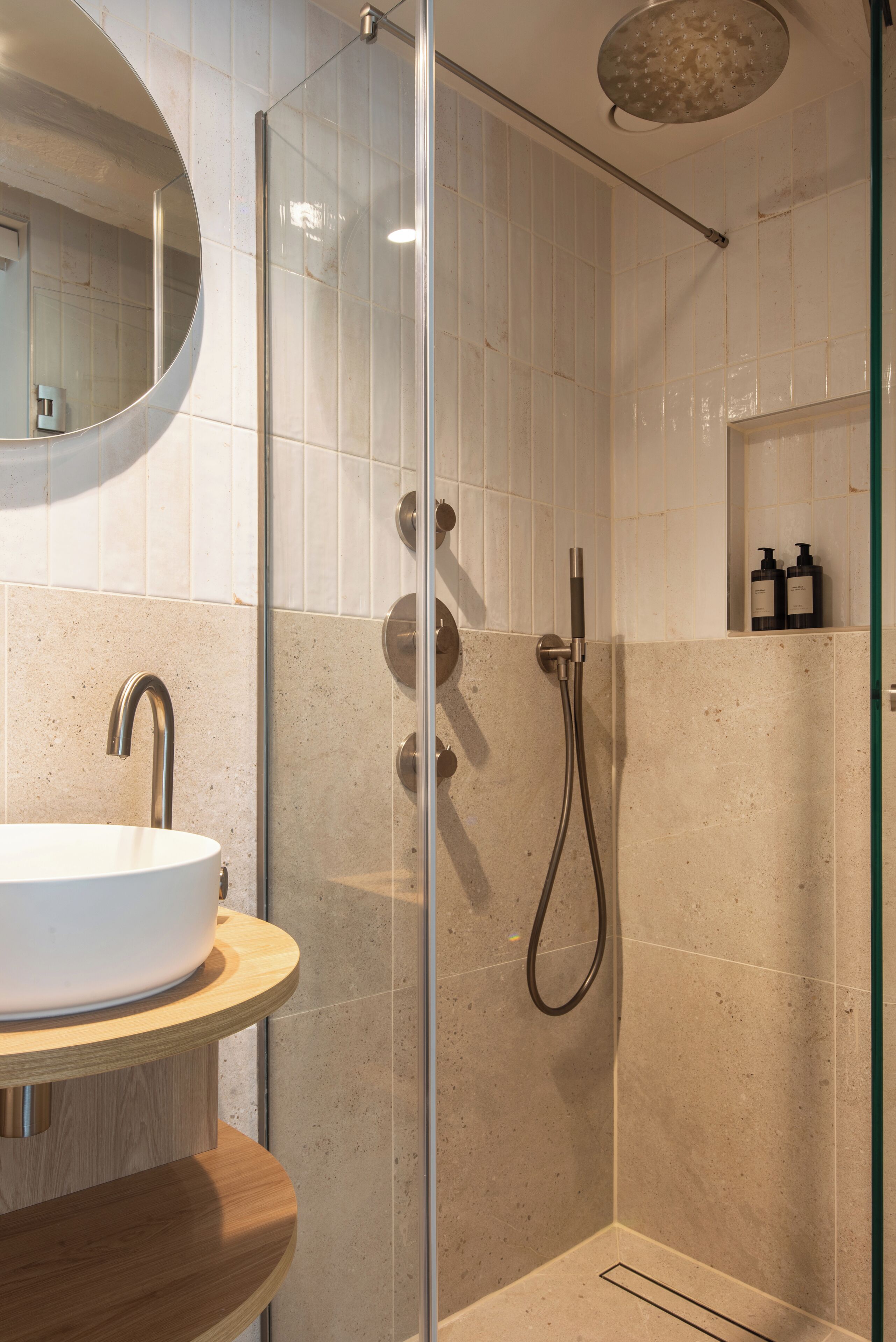 Shower, pengering rambut, handuk, dan sabun