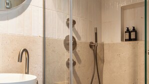 تجهيزات دش، مجففات شعر، مناشف، صابون