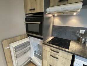 Jääkaappi, mikroaaltouuni, uuni, astianpesukone