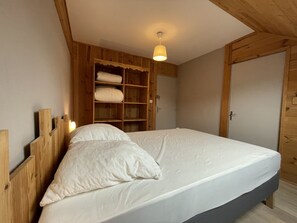 2 chambres, fer et planche à repasser