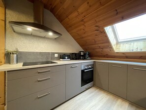 Réfrigérateur, four à micro-ondes, un four, lave-vaisselle