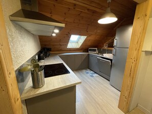 Kylskåp, mikrovågsugn, ugn och diskmaskin