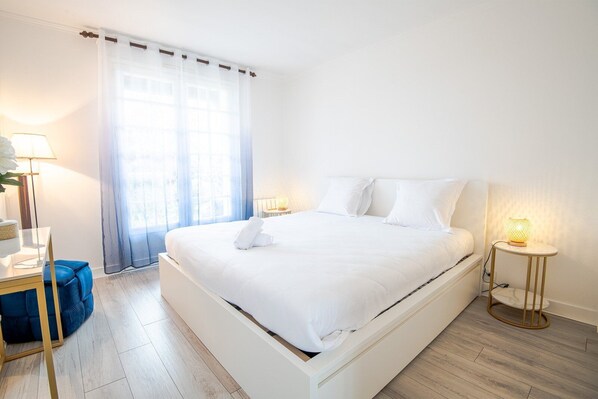 3 slaapkamers, een strijkplank/strijkijzer, gratis wifi, beddengoed