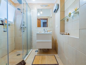 Shower, hair dryer, towels