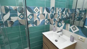 Haartrockner, Handtücher, Seife, Toilettenpapier