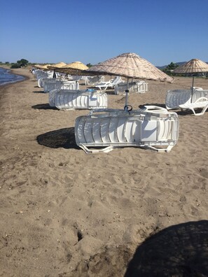 Chaises longues, serviettes de plage