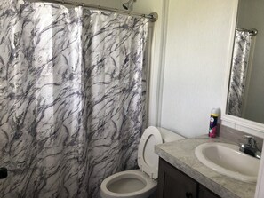 Serviettes fournies, savon, shampoing, papier toilette