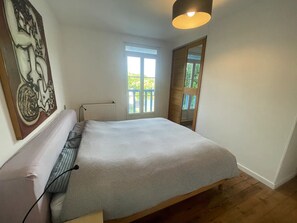 4 عدّة غرف نوم وواي فاي وملاءات أسرّة