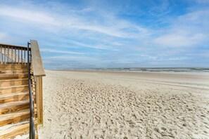 On the beach - Daytona Beach Shores Condo w/ Oceanfront Pool! (Daytona Beach Shores)