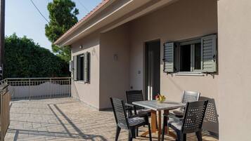 Cottage | Outdoor dining