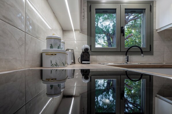 Cottage | Private kitchen | Fridge, microwave, oven, stovetop - Makris Gialos Lemon Cottage in Lassi Kefalonia (Kefalonia)