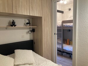 2 chambres, fer et planche à repasser, Wi-Fi, draps fournis