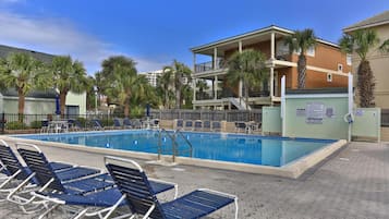 Condo, várias camas (Southbay by the Gulf 119) | Piscina | 2 piscinas externas, espreguiçadeiras
