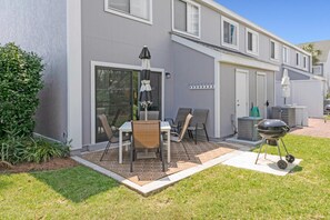 Apartamento, varias camas (Southbay by the Gulf 119) | Restaurante al aire libre