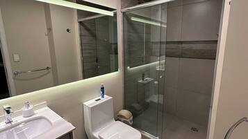 Secadora de cabello, toallas, jabón, papel de baño