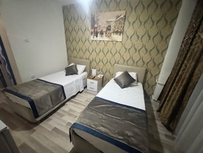 Quarto duplo clássico, vista para a montanha | Cofres nos quartos, escrivaninha, espaço de trabalho para notebook