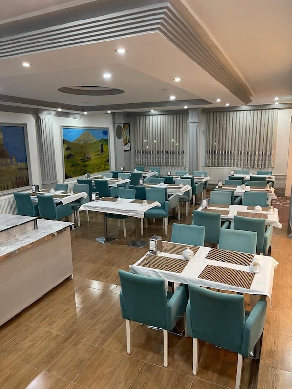 Café da manhã com buffet grátis todos os dias