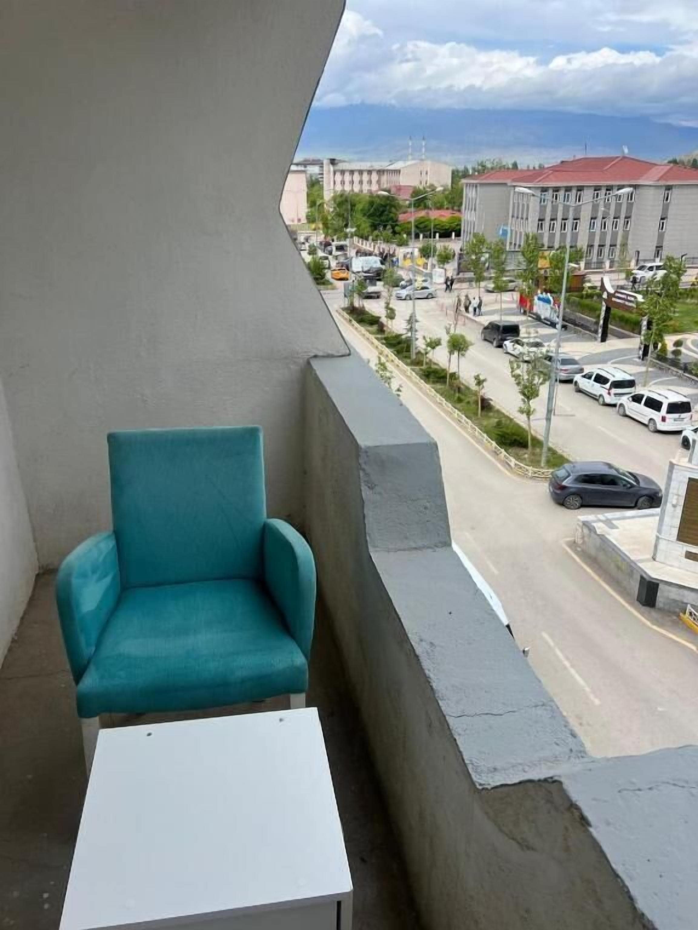 خزنة داخل الغرفة ومكتب ومساحة عمل للكمبيوتر المحمول وستائر تعتيم