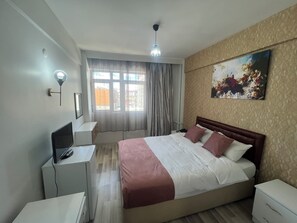 Dobbeltrom – comfort, byutsikt | Safe på rommet, skrivebord og skrivebord for bærbar PC