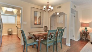Apartment, Mehrere Betten (Southbay by the Gulf 15) | Speisen