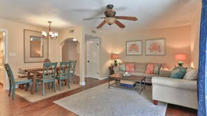 Apartment, Mehrere Betten (Southbay by the Gulf 15) | Wohnbereich