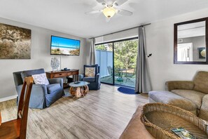 公寓客房, 多張床 (Southbay by the Gulf 37) | 起居區