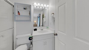 Appartamento, letti multipli, vista lago (Southbay by the Gulf 60) | Bagno | Asciugamani