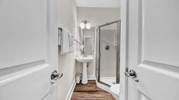 Leilighet, 1 queensize-seng, strandutsikt (Hidden Lake Condos 113) | Bad | Håndklær