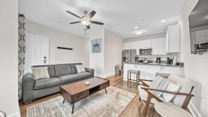 公寓式客房, 1 张大床, 海滩景观 (Hidden Lake Condos 113) | 起居区