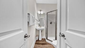 Condo, 1 Queen Bed, Beach View (Hidden Lake Condos 113) | Bathroom | Towels