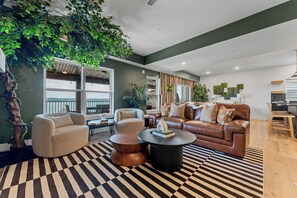 Smart TV, fireplace, video games, table tennis