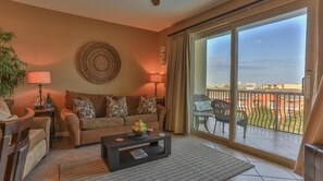 Kondominium, 1 Tempat Tidur King dengan tempat tidur Sofa (Beach Resort 507) | Area keluarga