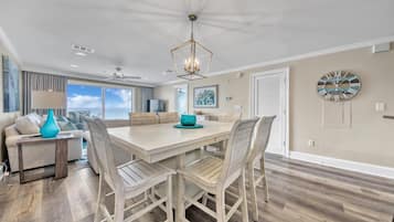 Condo, várias camas, vista para o oceano (Crystal Dunes 405) | Opções para refeição